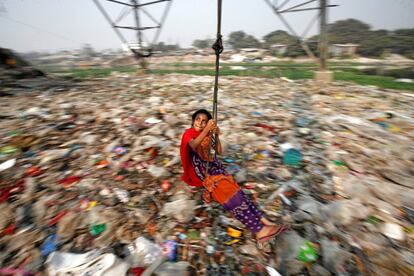 Una niña bangladeshi juega en un columpio, en Dhaka (Bangladesh).