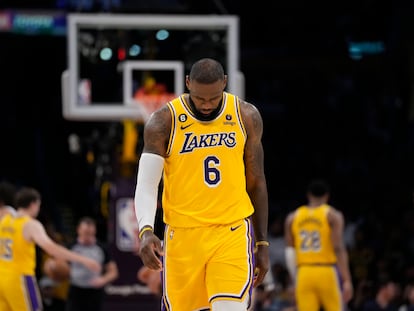 LeBron James, durante un momento del cuarto juego frente a los Denver Nuggets.