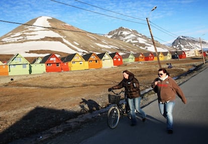 Longyearbyen es una ciudad de la isla de Spitsbergen y capital del archipiélago de las Svalbard, de soberanía noruega. Es el lugar habitado (2.000 habitantes) más septentrional del planeta. Esto es, la que está situada más al norte del mundo. Su superficie es de 242 kilómetros cuadrados. Parecida a la de Ávila, pero la ciudad abulense tiene mucha más población: 60.000 habitantes. Las calles de Longyearbyen albergan pubs, iglesias, escuelas, hoteles, restaurantes, un hospital, concesionarios de coches e incluso la redacción de un periódico. Sin embargo, no hay ni rastro de cementerios desde 1950. ¿El motivo? Nadie muere en esta ciudad. ¿Son, entonces, inmortales sus habitantes? No, pero en Longyearbyen ser viejo está mal visto y morirse directamente prohibido. Este veto se remonta a principios del siglo XX, cuando unos científicos descubrieron que en Longyearbyen los cadáveres se conservaban en perfecto estado a causa de la enorme capa de hielo que cubría y rodeaba los ataúdes. Esta singular característica terminó convirtiéndose en un problema. "Surgió una fiebre que llevó a muchas personas a instalarse en las islas para morir con la esperanza de ser descongelados y resucitados algún día, en el momento en que la ciencia diera con la tecla de la inmortalidad", explica a ICON el escritor Javier Reverte, que ha visitado la zona para su reciente libro, 'Confines' (Plaza&Janes). Para evitar la tentación, la localidad se ha convertido en un territorio hostil para aquellos que pasan por sus últimos años de vida (la mayor parte de los 2.000 habitantes se mueve entre los 25 y los 44 años). "No hay residencias de ancianos ni unidades de cuidados paliativos. No se permite la construcción de rampas, de manera que ancianos y minusválidos no puedan instalarse allí. Las personas que están muy mayores o enfermas deben ser trasladadas a la península para ser tratadas o morir", apunta el escritor. ¿Y si alguien fallece de improvisto? "Su cadáver es exportado en aeroplano fuera de las islas", señala Reverte.