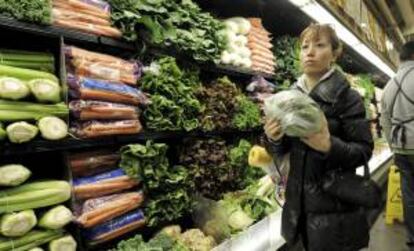 Una mujer comprando verduras en un supermercado. EFE/Archivo