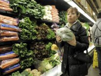 Una mujer comprando verduras en un supermercado. EFE/Archivo