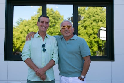 César Millán (derecha) junto con el director del club, José Miguel Ramírez (izquierda), este viernes en Madrid.