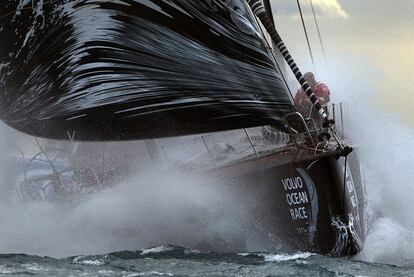 El barco del equipo El Puma maniobra durante la salida de la Volvo Ocean Race ayer en aguas entre Alicante y Calp.