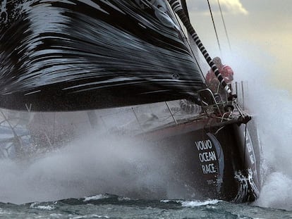 El barco del equipo El Puma maniobra durante la salida de la Volvo Ocean Race ayer en aguas entre Alicante y Calp.