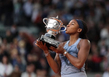 Gauff posa con el trofeo de campeona en la Philippe Chatrier.