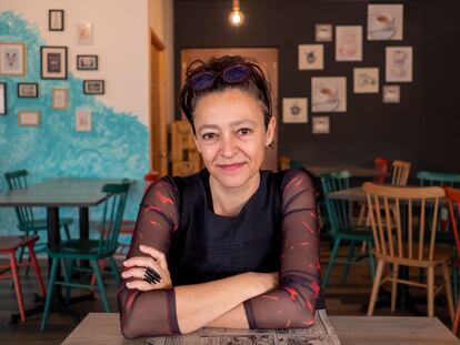 Lina Meruane en un café de Santiago (Chile), el 28 de agosto de 2023.