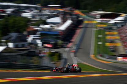 Vista general del circuito de Spa con Lewis Hamilton en primer plano.