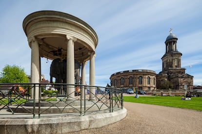 El War Memorial y la iglesia de San Chad, en Shrewsbury.