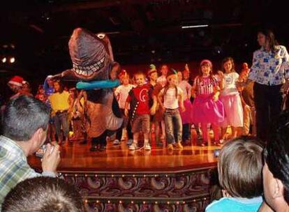 La fiesta infantil de despedida en el barco <i>Sky Wonder.</i>