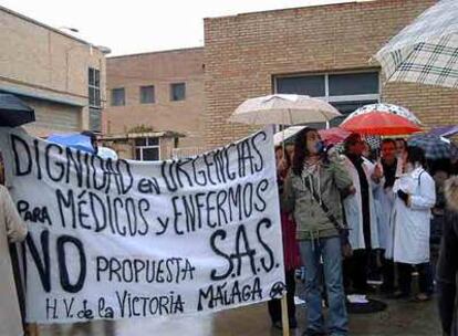 Trabajadores de urgencias hospitalarias concentrados ayer ante el SAS en Sevilla.
