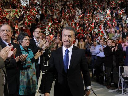 Iñigo Urkullu es aplaudido a su entrada al acto final de la campaña del PNV en las elecciones del 20-N, en el pabellón bilbaíno de La Casilla.