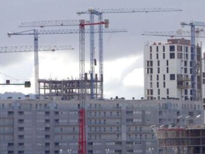 En la imagen, varias viviendas en construcci&oacute;n. EFE/Archivo