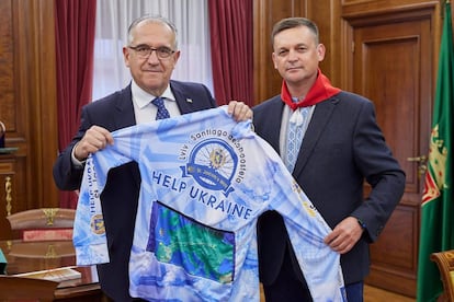 El alcalde de Pamplona, Enrique Maya, en su despacho este lunes junto a Mykola Ishchuk, el diputado regional de Ucrania que realiza el Camino de Santiago para recaudar fondos para los soldados heridos en su país.