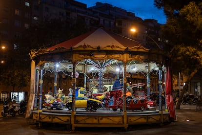 Carrusel de la plaza Alfons el Savi, con más de 90 años, es el más antiguo que se encuentra en Barcelona.
