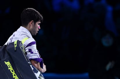 Alcaraz abandona la pista de Turín.