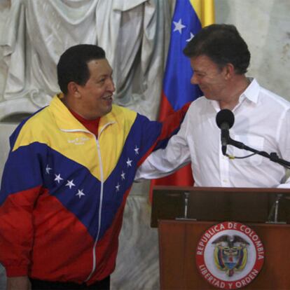 Chávez (izquierda) y Santos, el lunes por la noche en Santa Marta.