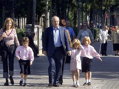 José Montilla, junto a su esposa y sus hijos trillizos.