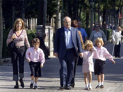 José Montilla, junto a su esposa y sus hijos trillizos.