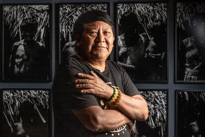Davi Kopenawa en la exposición 'Claudia Andujar y la lucha Yanomami' en el MUAC, el 30 de mayo en Ciudad de México.