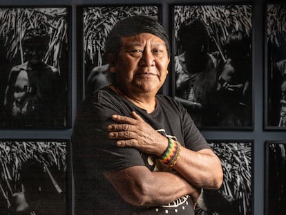 Davi Kopenawa en la exposición 'Claudia Andujar y la lucha Yanomami' en el MUAC, el 30 de mayo en Ciudad de México.