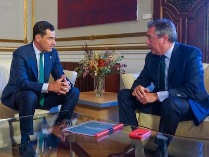 El presidente de la Junta, Juan Manuel Moreno, y el  presidente del grupo parlamentario del PSOE-A, Juan Espadas, durante su reunión para alcanzar acuerdos en materia de inflación y de agua.