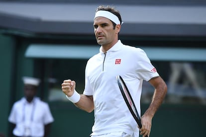 Federer celebra su victoria en el primer set.