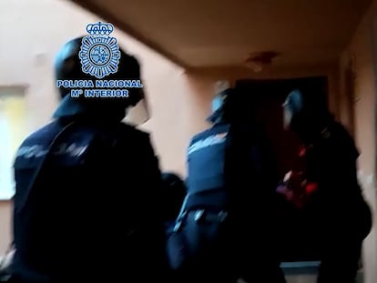 Agentes durante la intervención policial en Málaga.
