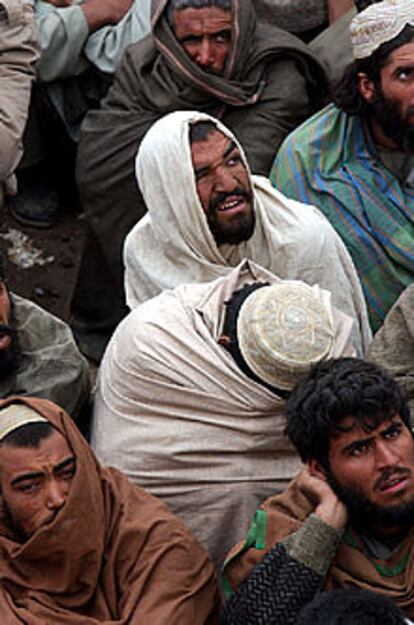 Prisioneros talibanes en la prisión de Sibirgan, cerca de Mazar-i-Sharif.