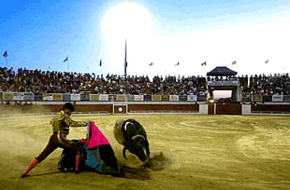 Dennis Borba, el único torero en activo en Estados Unidos, en plena faena.