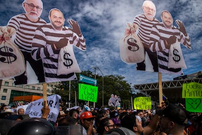 Manifestación a las afueras de la Feria Internacional del Libro en Guadalajara.