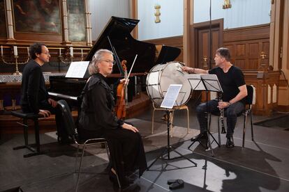 Golpe de bombo final en el 'Hommage à R. Sch' de György Kurtág, interpretado por Shai Wosner (piano), Juliet Jopling (viola) y Csaba Klenyán en la catedral de Lofoten el miércoles por la tarde.