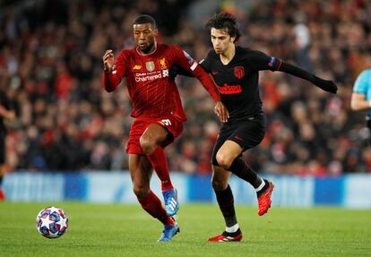 Wijnaldum y João Félix luchan por el balón. 