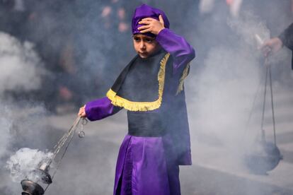Un niño quema incienso en la procesión de Jesús de Nazaret, el 16 de abril de 2019, en Ciudad de Guatemala.
