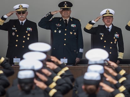 El secretario de Defensa, Luis Cresencio Sandoval González, y de la Marina, José Rafael Ojeda Durán, durante una acto protocolario