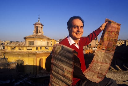 El escritor italiano Italo Calvino, fotografiado en la terraza de su casa de Roma en diciembre de 1984.