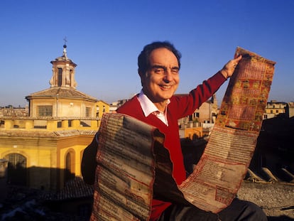 El escritor italiano Italo Calvino, fotografiado en la terraza de su casa de Roma en diciembre de 1984.