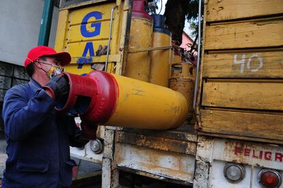 Un repartidor de tanques de gas en México