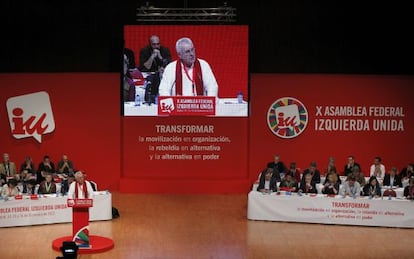 El l&iacute;der de IU, Cayo Lara, durante su intervenci&oacute;n en la d&eacute;cima asamblea de esta formaci&oacute;n.