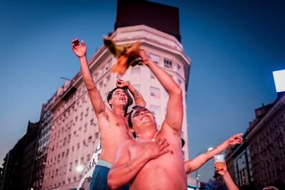 Dos hombres lloran en la Plaza de Mayo el 25 de noviembre de 2020, horas después de difundida la muerte de Diego Maradona.