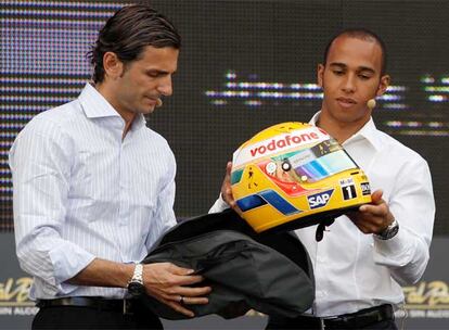 Martínez de la Rosa y Hamilton, ayer en Madrid.