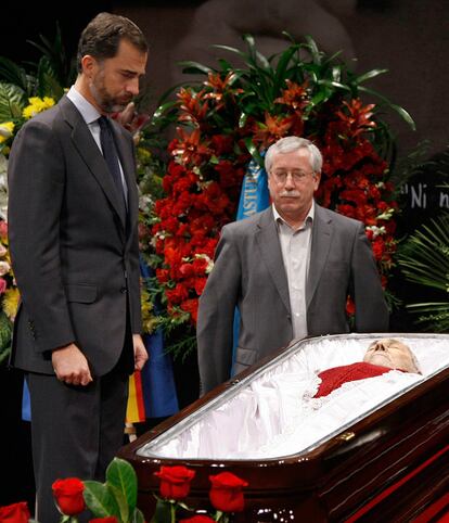 El príncipe Felipe y el secretario general de CC OO, Ignacio Fernández Toxo, en la capilla ardiente del líder sindical Marcelino Camacho.