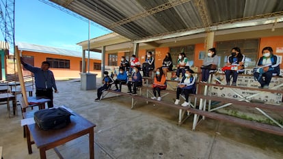 Estudiantes de secundaria del colegio Nueva Veracruz, en Cochabamba, Bolivia, asisten a una clase en el patio debido a que su aula aún no se encuentra habilitada.