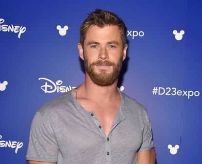 Chris Hemsworth es el ejemplo perfecto de que con un cuerpo musculado es como queda bien la camiseta 'henley'.