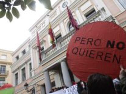 Miembros de la Plataforma de Afectados por la Hipoteca (PAH) se manifiestan ante la Junta Municipal de Puente de Vallecas en protesta por los desahucios.