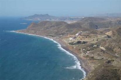 Imagen aérea de la costa de Carboneras, con las obras del hotel en la playa del Algarrobico.