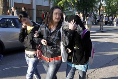 La joven Najwa Malha (con capucha) llega al instituto Camilo José Cela de Pozuelo (Madrid) acompañada por dos amigas.