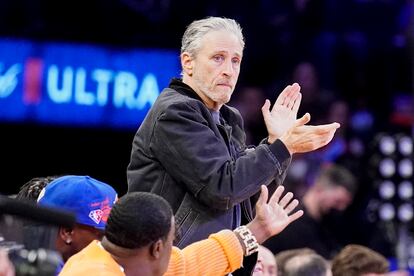 El comediante Jon Stewart es captado en un partido de la NBA en Nueva York, en febrero del 2022.