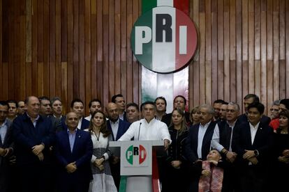 Alejandro Moreno Cárdenas con otros integrantes del partido, en agosto de 2023 en Ciudad de México.