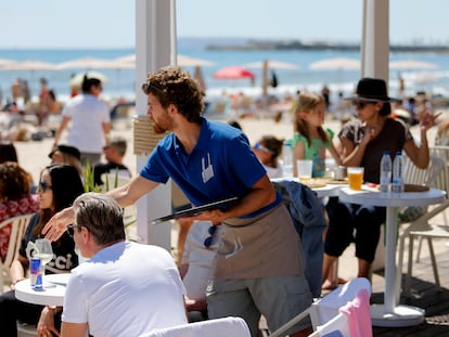 Terraza de un local en la playa del Postiguet en Alicante, durante la Semana Santa.