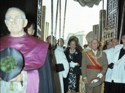 Franco, bajo palio, inaugura la Catedral de Vitoria en 1969.